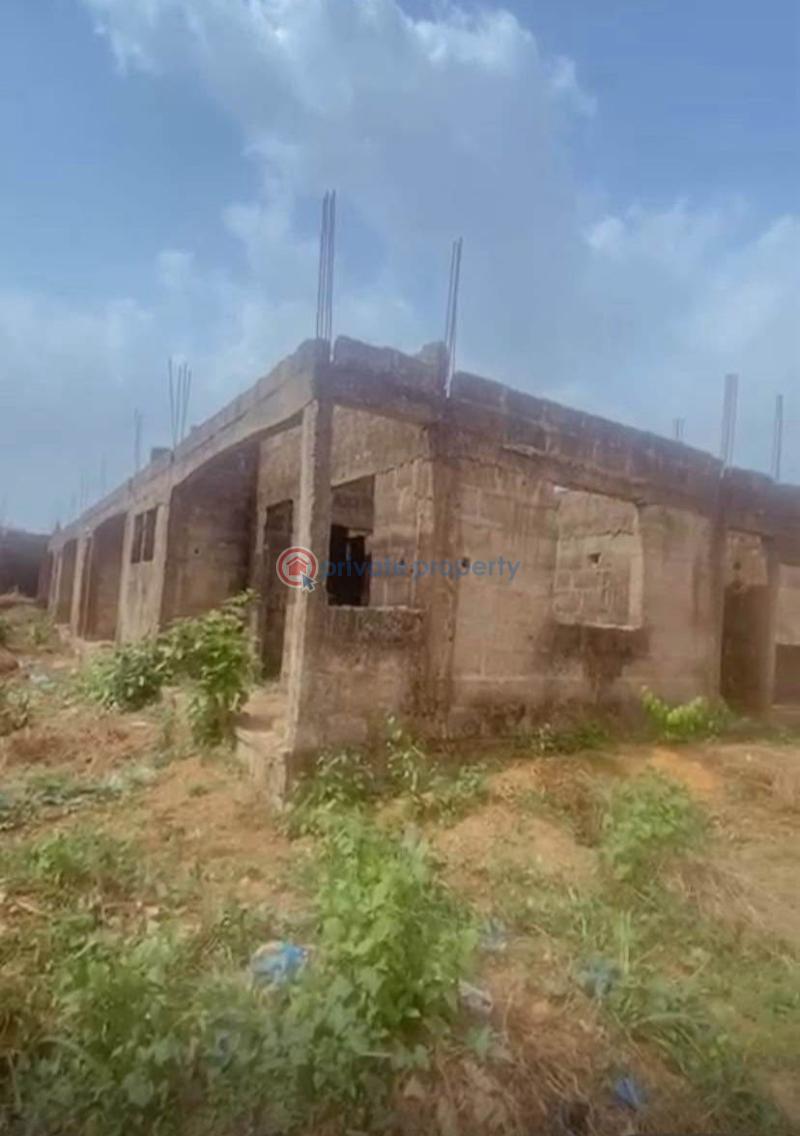 Block Of Flats For Sale Ekenhuan Road(oghede) Opposite Coco Bar By The Main Ekenhuan Express Road, Just 100ft To The Main Ekenwan Road. Benin City Edo State. Benin Edo - 2