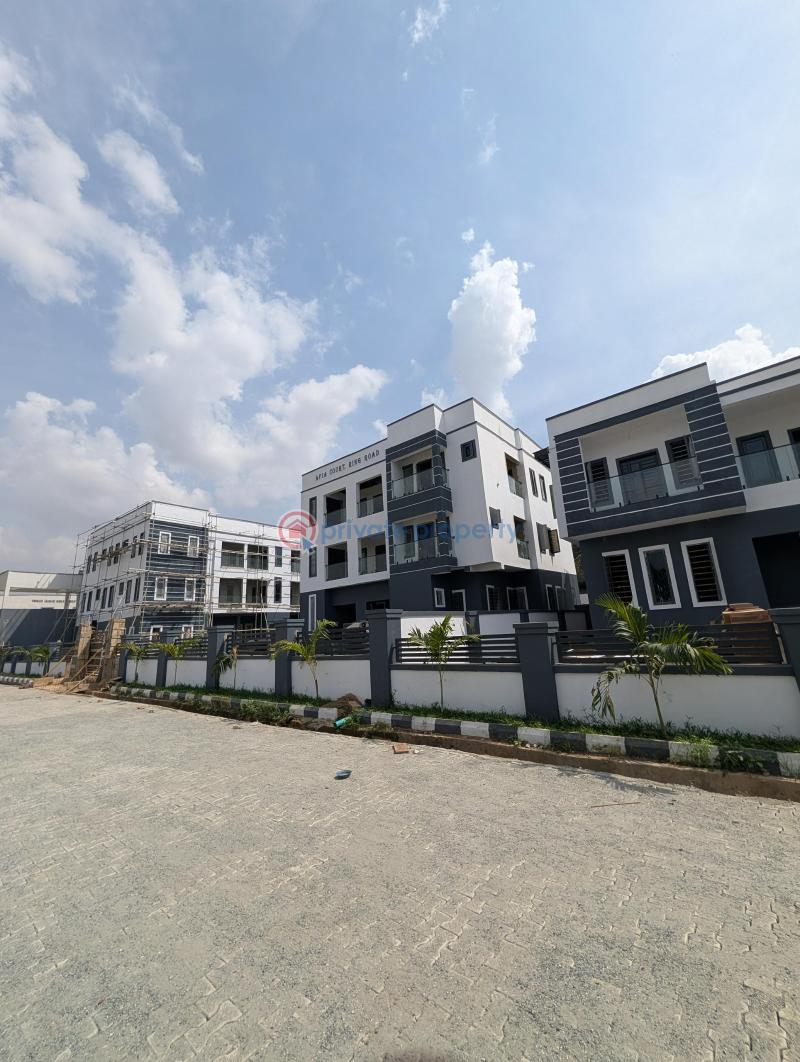 House For Sale Location: Chief Lateef Oyelade, Ringroad Gra, Ibadan Ibadan Oyo - 8