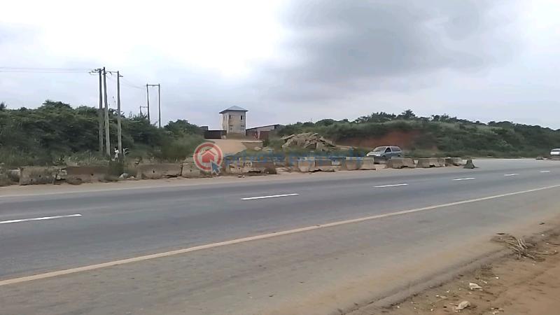 200 acres of industrial /commercial land along and directly facing the lagos-ibadan expressway, between sagamu interchange bridge and ogere, ogun state, nigeria - 3 Industrial Land For Sale Sagamu Interchange Bridge Area Sagamu Ogun - 3