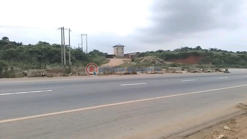 200 acres of industrial /commercial land along and directly facing the lagos-ibadan expressway, between sagamu interchange bridge and ogere, ogun state, nigeria - 7 Industrial Land For Sale Sagamu Interchange Bridge Area Sagamu Ogun - 7