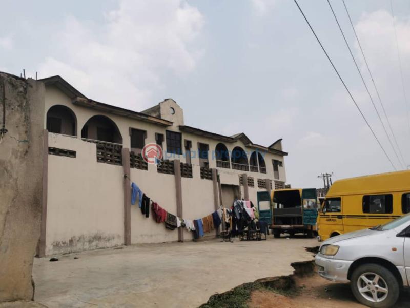 1000 square metre warehouse, having 2 units of 3 bedrooms and 4 units of mini-flats - 3 Warehouse For Sale Agege, Lagos Agege Lagos - 3