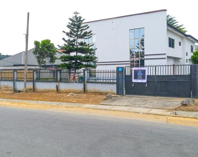 For rent 10 bedroom Office King Perekunle Road, Gra Phase 2 Port