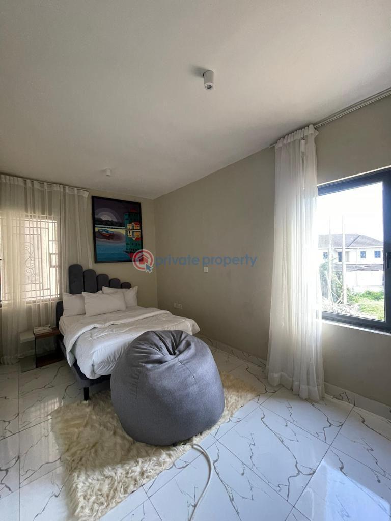 3 bedroom Shared Apartment For Sale . Itire-Ikate Surulere Lagos - 4