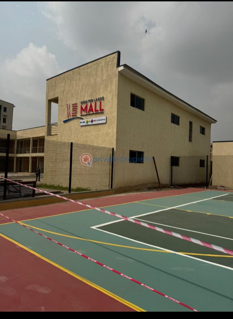 3 bedroom Shared Apartment For Sale . Itire-Ikate Surulere Lagos - 1