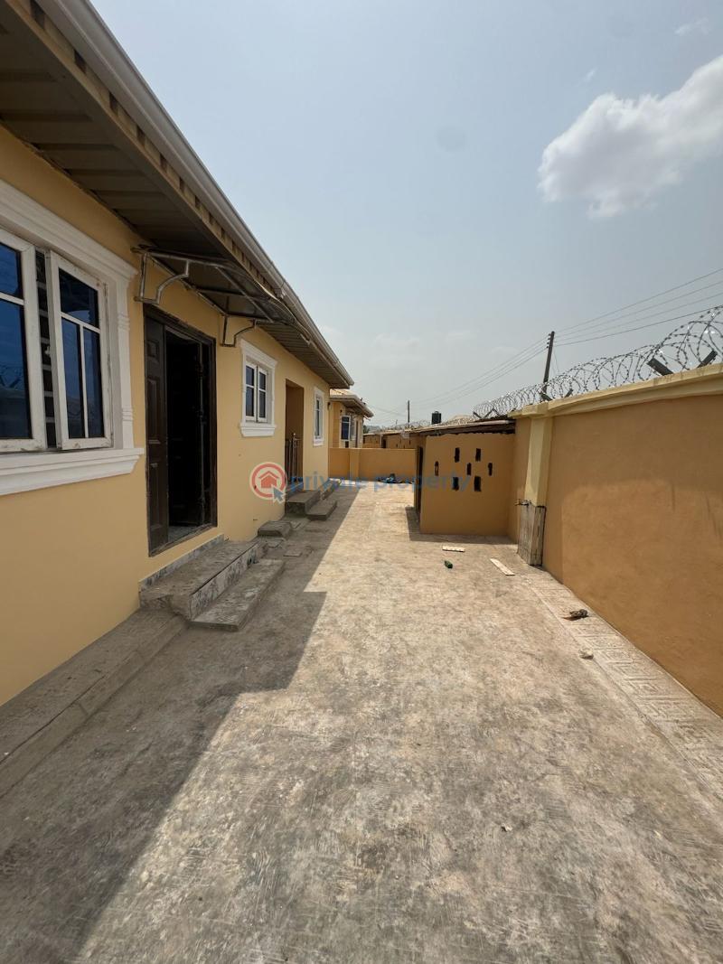 2 bedroom Block Of Flats For Rent Akinsola Farm, Alapata, After Lifeforte Apete Ibadan Oyo - 1