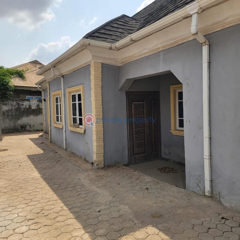 3 bedroom Block Of Flats For Sale Olorunkemi Estate, Elebu Ibadan Oyo - 1