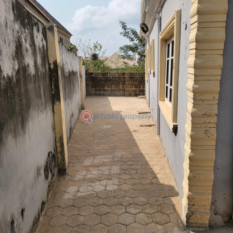 3 bedroom Block Of Flats For Sale Olorunkemi Estate, Elebu Ibadan Oyo - 0