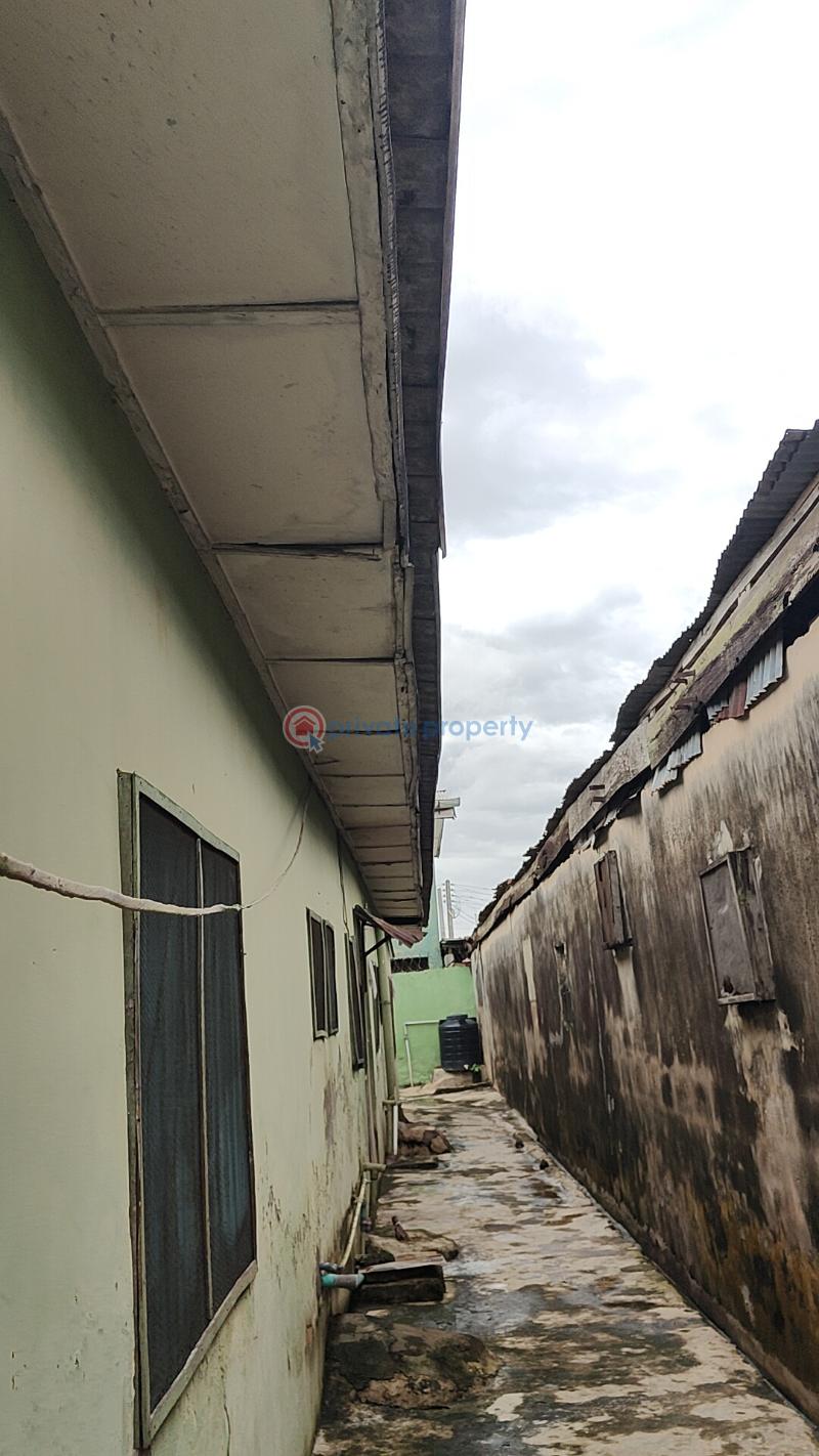 6 bedroom Bungalow For Sale Off Folarin Street, Alimosho, Legger Street, Adebomi Edun Street, Jendol Supermarket, Boku Stores. Alimosho Lagos - 3