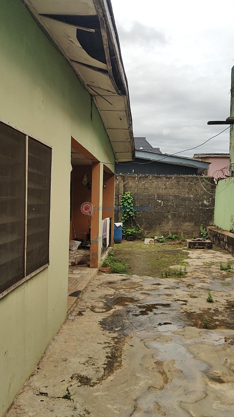 6 bedroom Bungalow For Sale Off Folarin Street, Alimosho, Legger Street, Adebomi Edun Street, Jendol Supermarket, Boku Stores. Alimosho Lagos - 1