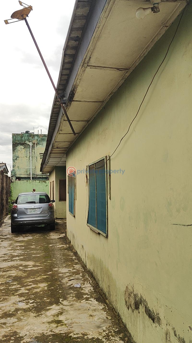 6 bedroom Bungalow For Sale Off Folarin Street, Alimosho, Legger Street, Adebomi Edun Street, Jendol Supermarket, Boku Stores. Alimosho Lagos - 5