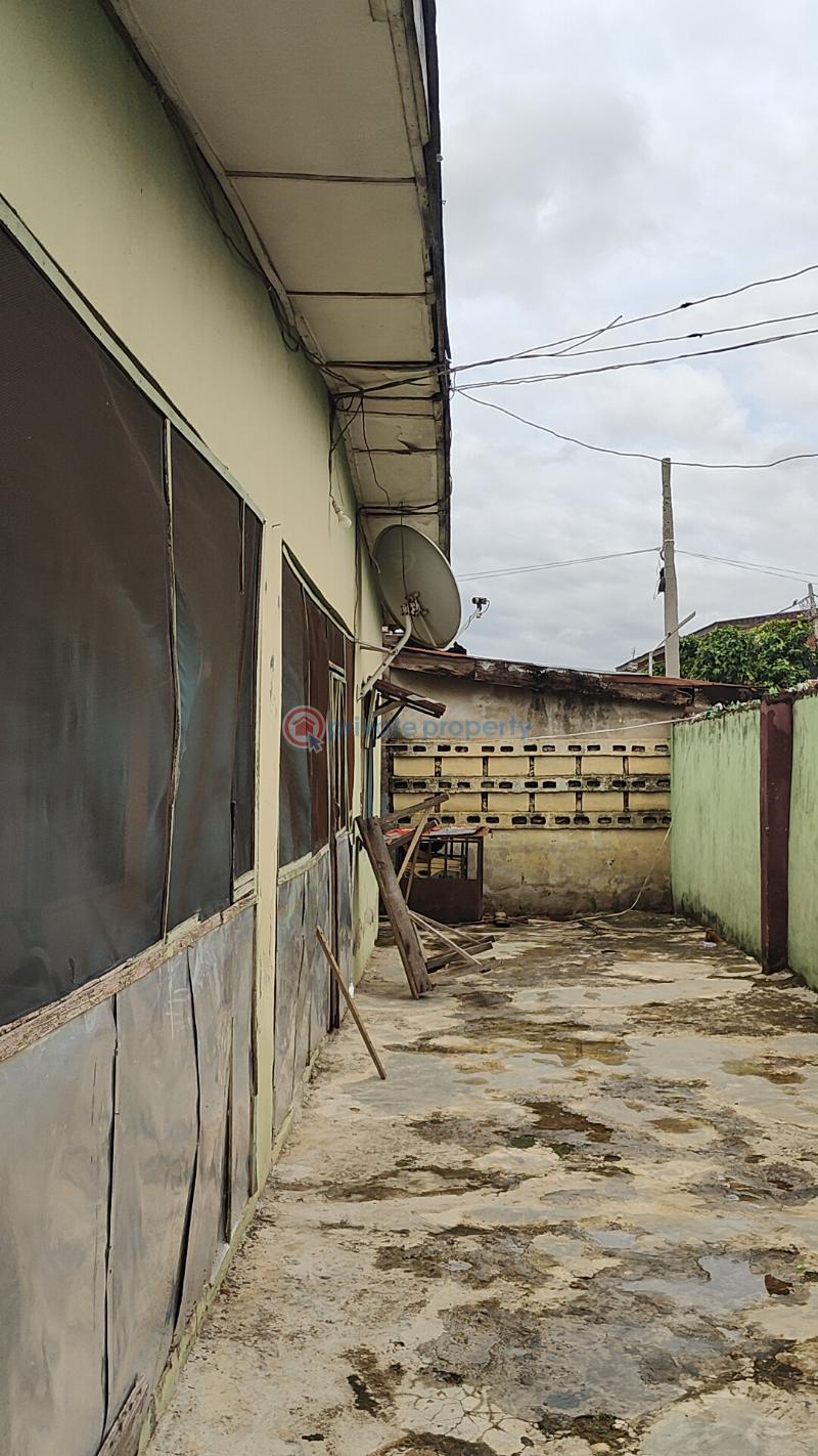 6 bedroom Bungalow For Sale Off Folarin Street, Alimosho, Legger Street, Adebomi Edun Street, Jendol Supermarket, Boku Stores. Alimosho Lagos - 4
