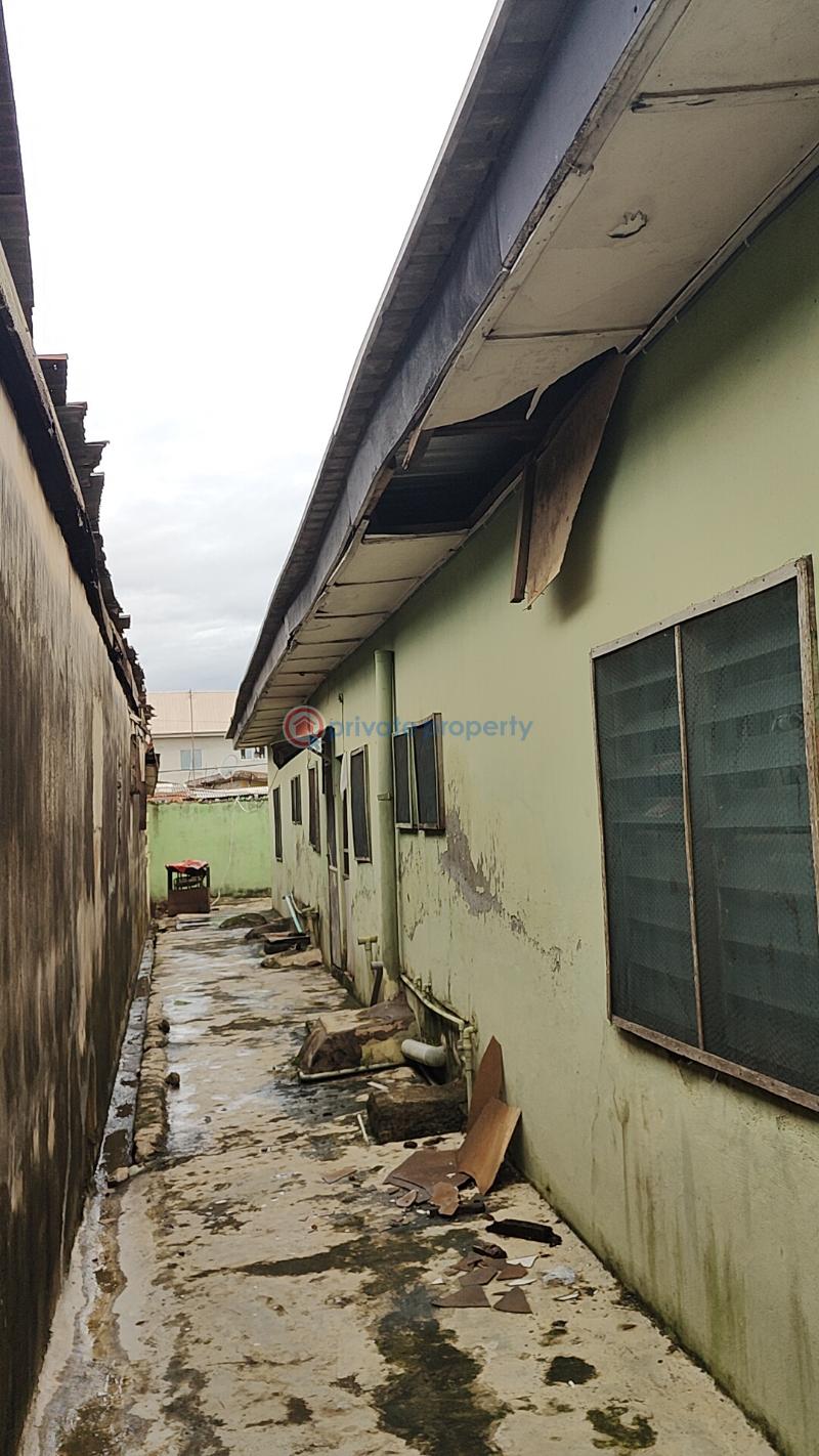 6 bedroom Bungalow For Sale Off Folarin Street, Alimosho, Legger Street, Adebomi Edun Street, Jendol Supermarket, Boku Stores. Alimosho Lagos - 2
