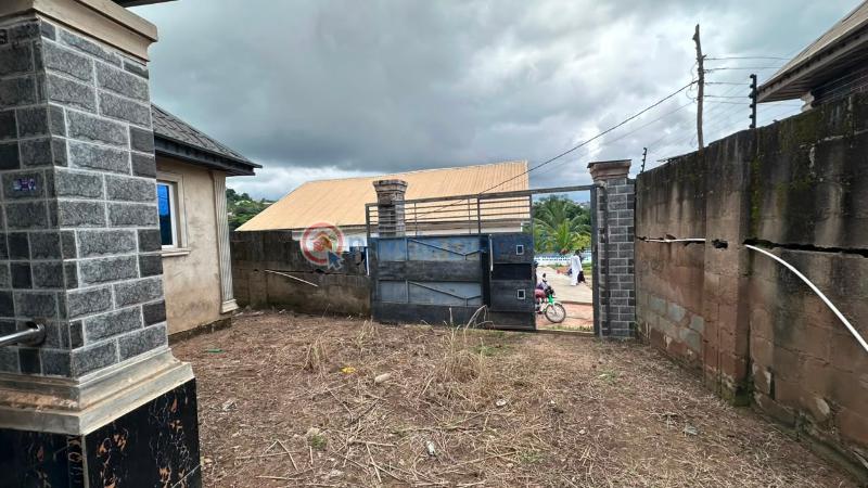 3 bedroom Semi detached Bungalow For Sale Agoro Powerline, Elenusonso, Nihort Idishin Ibadan Oyo - 0