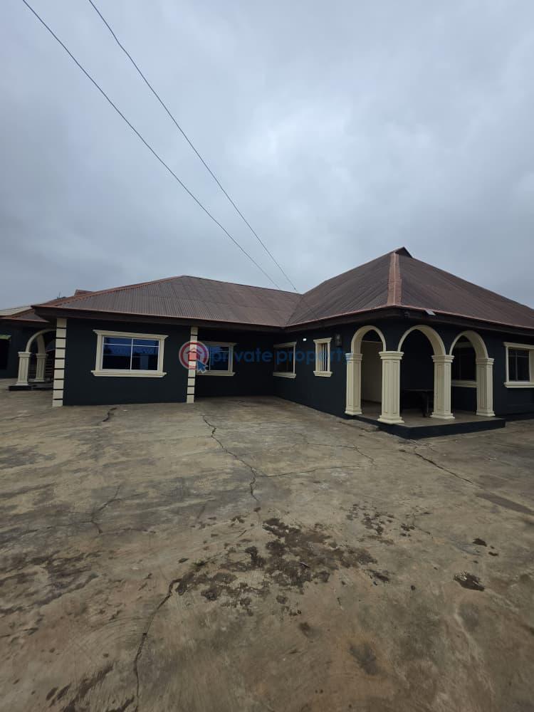 3 bedroom Detached Bungalow For Sale Adekola Iyanagbala, After Airport, Ibadan Ibadan Oyo - 0