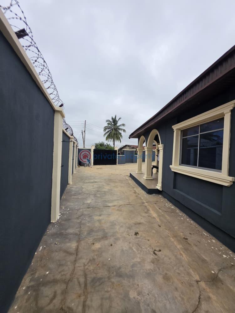 3 bedroom Detached Bungalow For Sale Adekola Iyanagbala, After Airport, Ibadan Ibadan Oyo - 18