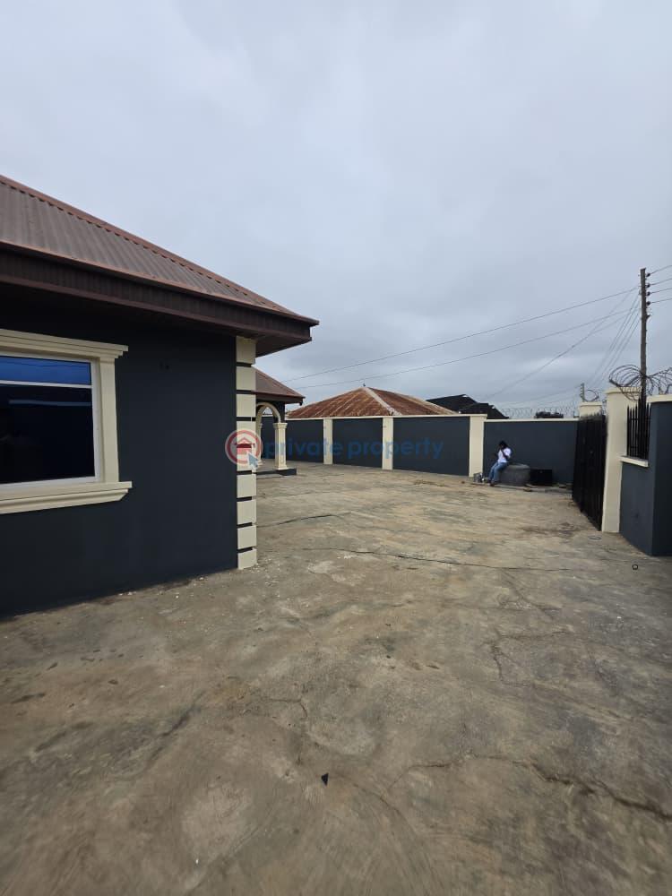 3 bedroom Detached Bungalow For Sale Adekola Iyanagbala, After Airport, Ibadan Ibadan Oyo - 1