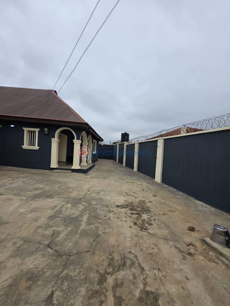 3 bedroom Detached Bungalow For Sale Adekola Iyanagbala, After Airport, Ibadan Ibadan Oyo - 2