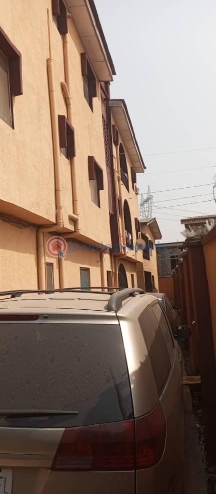 3 bedroom Flat & Apartment For Rent Jakande Estate Isolo Lagos - 0