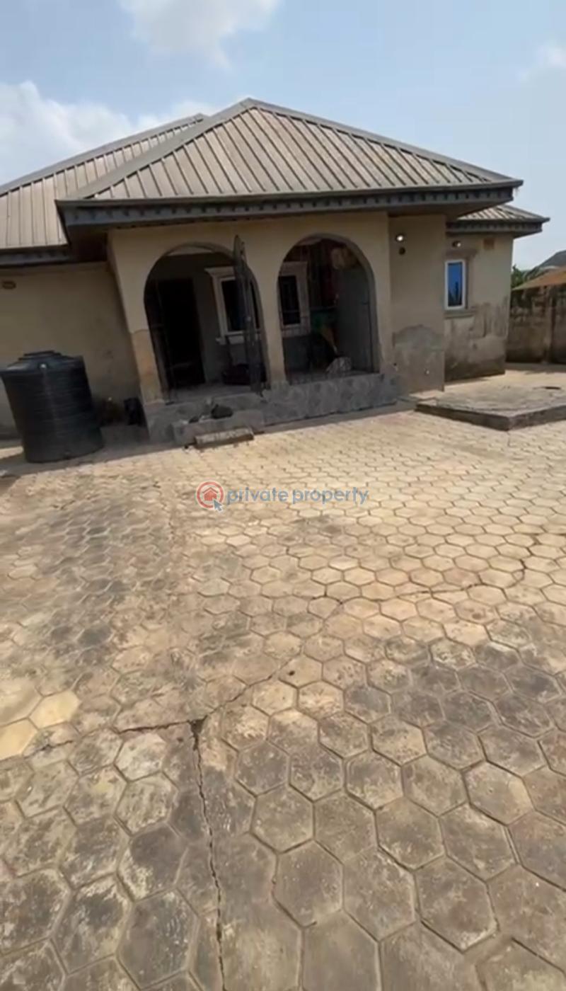 3 bedroom Detached Bungalow For Sale Makogi, Magboro Obafemi Owode Ogun - 0