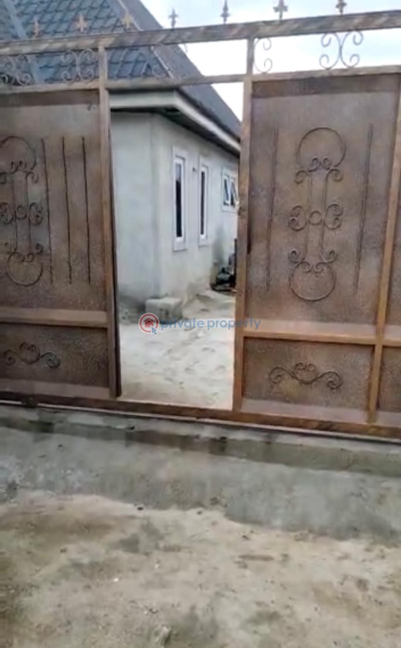 For sale 3 bedroom Bungalow Alabama Street,mbodo Aluu. Port Harcourt