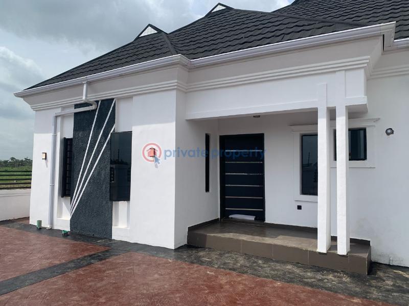 3 bedroom Detached Bungalow For Sale Whitecourt Estate Mowe Ogun area 