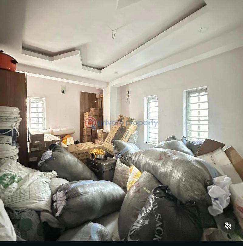 3 bedroom spacious apartment at surulere lagos - 5 3 bedroom Block Of Flats For Sale Ogunlana Surulere Lagos - 5