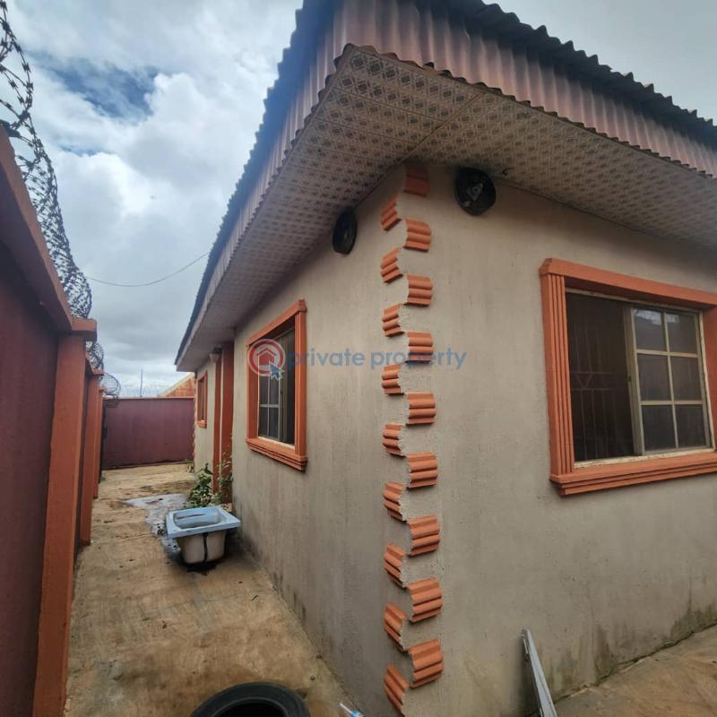 3 bedroom Block Of Flats For Sale Akuru, Elebu, Oluyole Extension Ibadan. Ibadan Oyo - 7