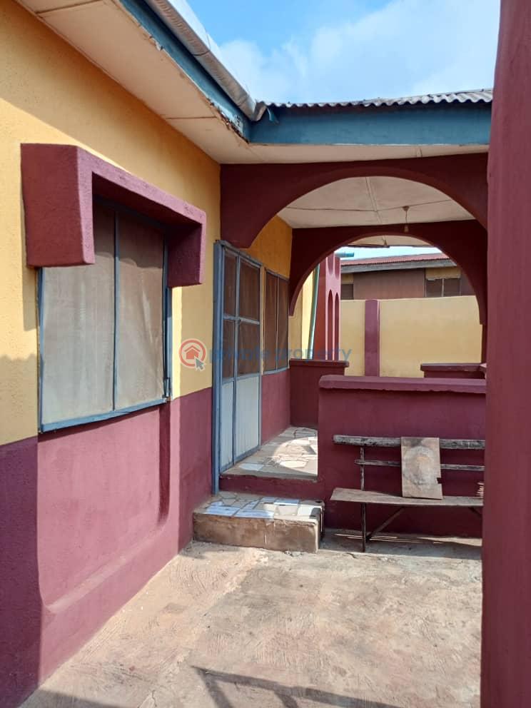 House For Sale Behind Nigerian Brewery Olubadan Adelubi Ibadan Oyo - 9