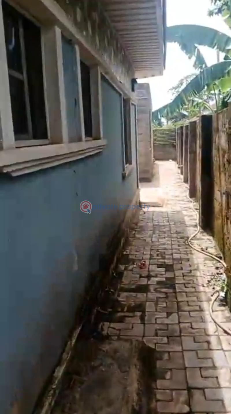 Bungalow For Sale Off Osarieme Street Behind Idogbo Secreteriate, Can Be Accessed Through Secretariate And Through Bypass. Benin Edo - 1