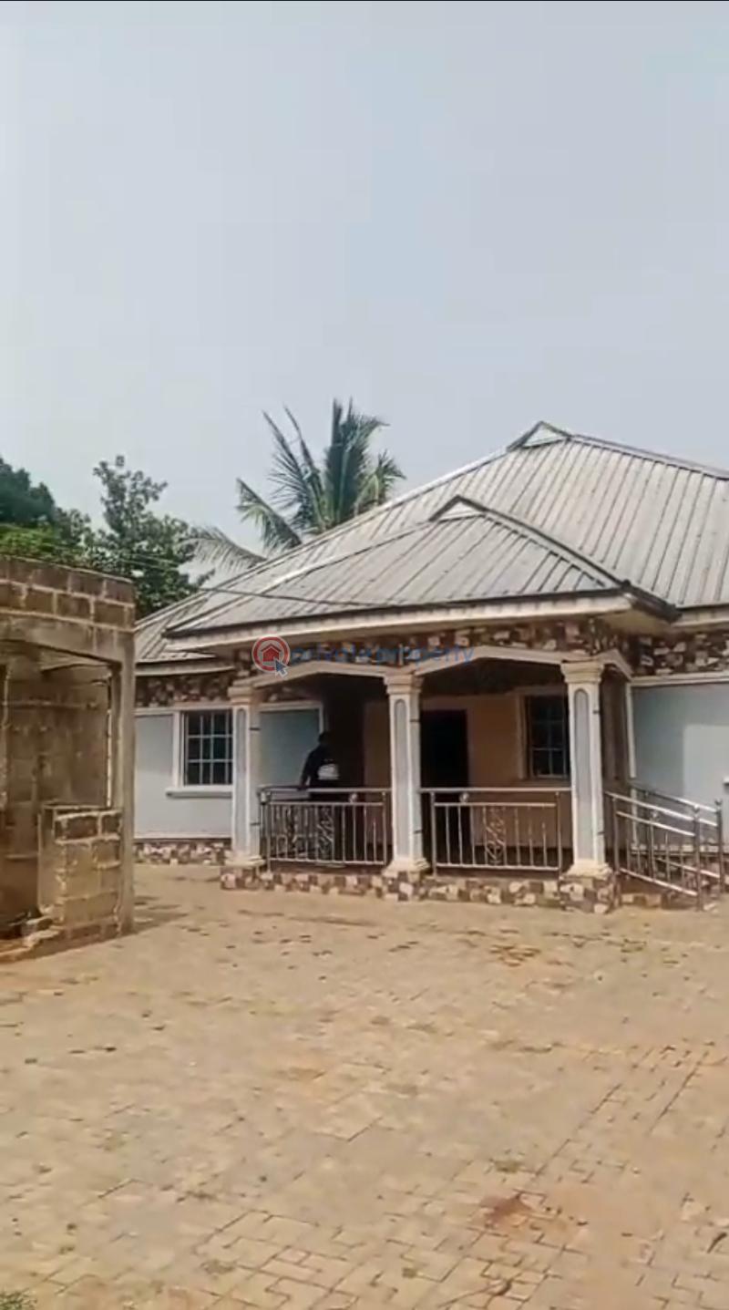 Bungalow For Sale Off Osarieme Street Behind Idogbo Secreteriate, Can Be Accessed Through Secretariate And Through Bypass. Benin Edo - 0
