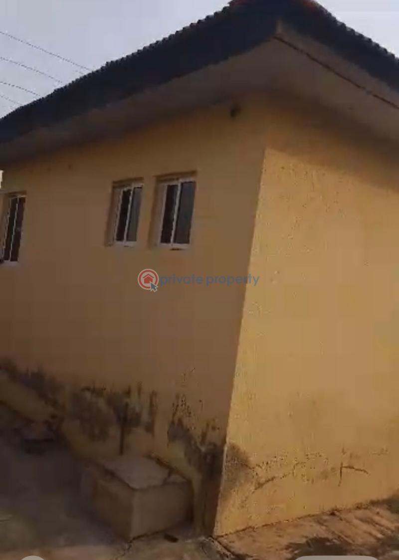 4 bedroom Detached Bungalow For Sale Owode Estate Apata Ibadan Oyo - 1