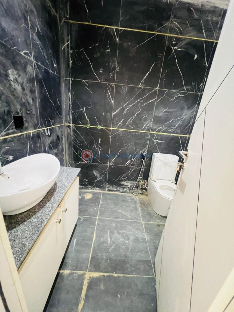 House For Sale Location: Chief Lateef Oyelade, Ringroad Gra,ibadan, Nigeria Ibadan Oyo - 6