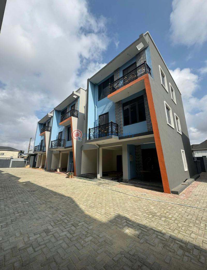4 bedroom Terraced Duplex For Sale Alagomeji Yaba Lagos - 0