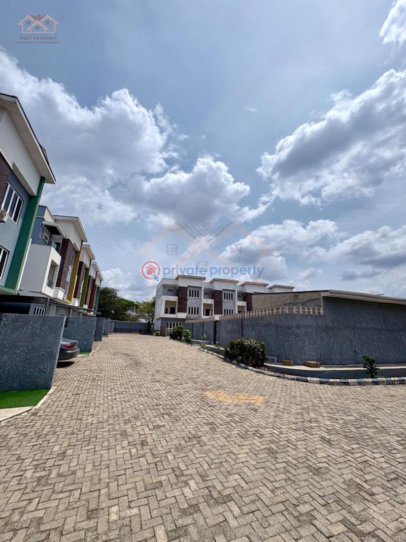 House For Sale Palms Groove Court, Iyaganku Road. Ibadan Oyo - 1