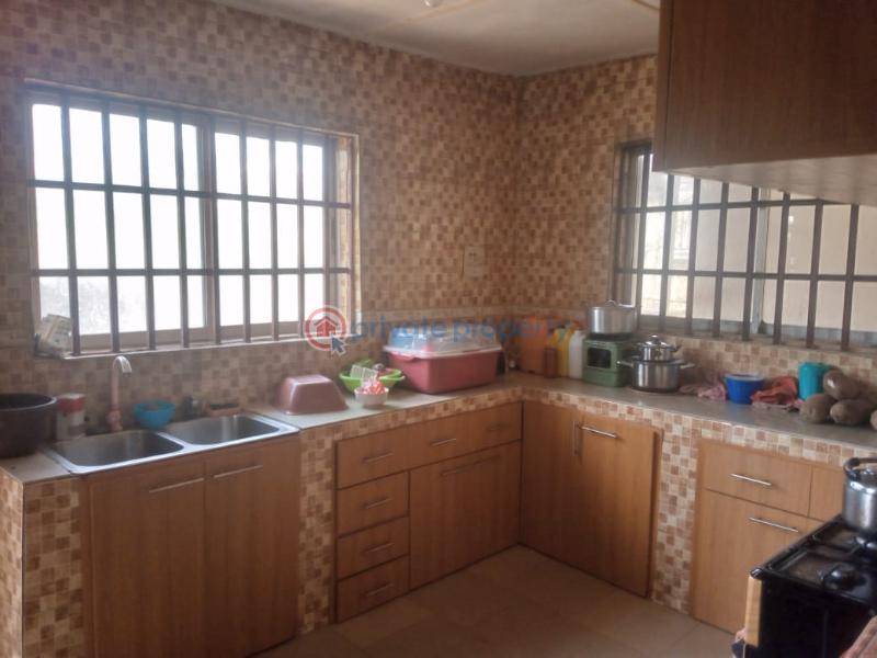 House For Sale *ologuneru Ekerin Bus Stop*. Ibadan Oyo - 2