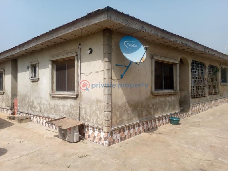 House For Sale *ologuneru Ekerin Bus Stop*. Ibadan Oyo - 0