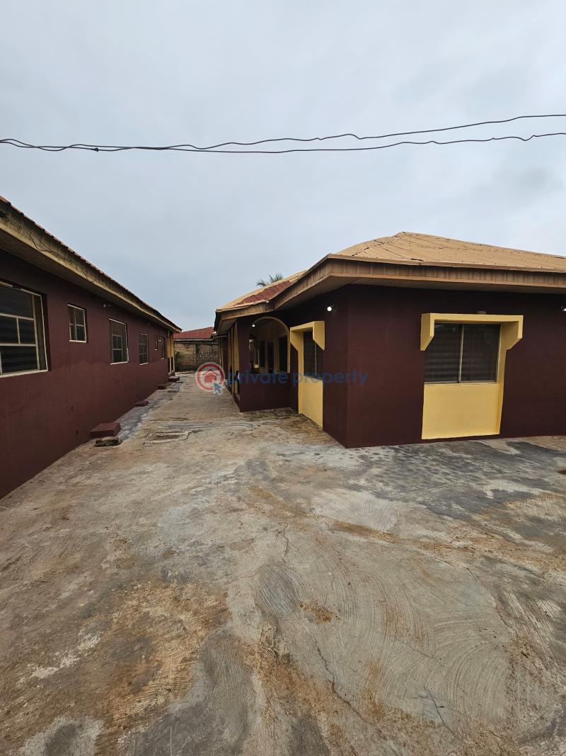 House For Sale Alafia Estate, Zone 2, Wofun, Akala Way, Ibadan. Ibadan Oyo - 3