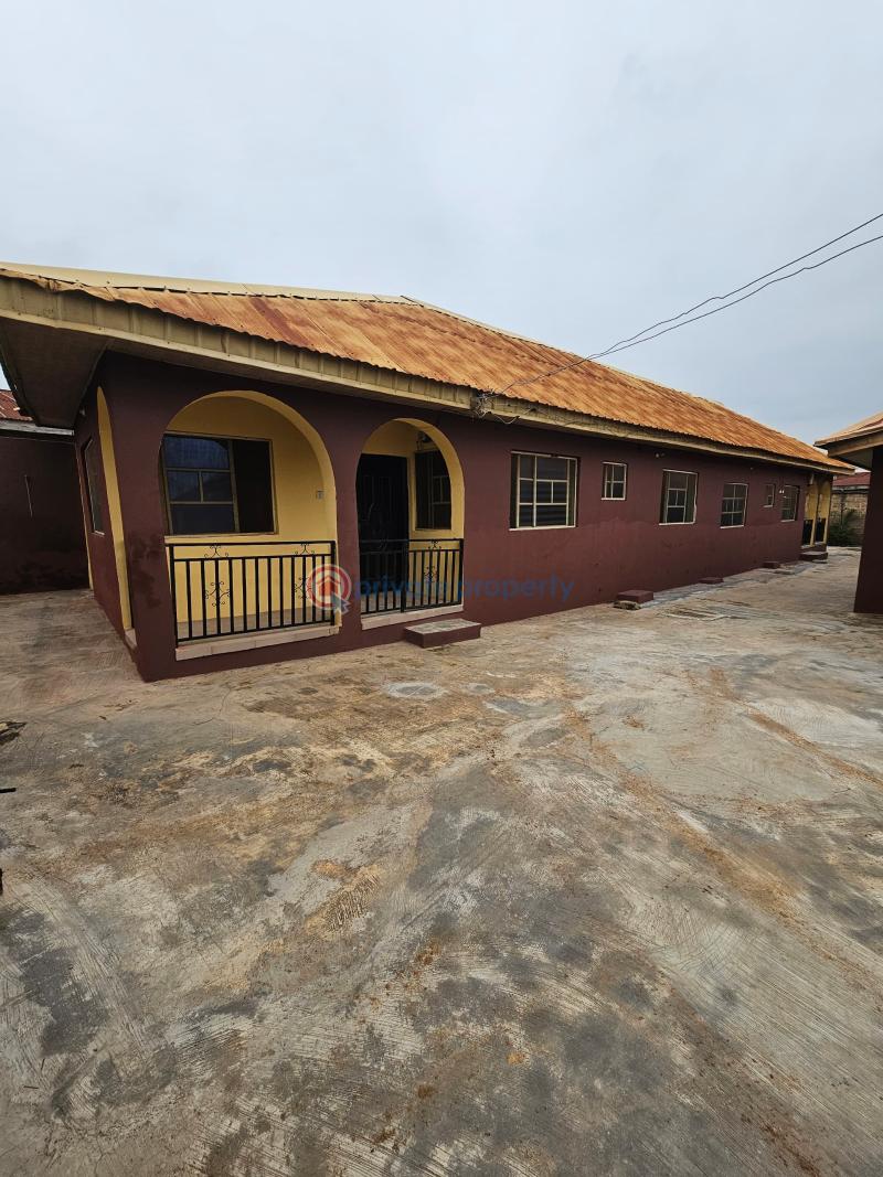 House For Sale Location: Alafia Estate, Zone 2, Wofun, Akala Way, Ibadan. Ibadan Oyo - 1