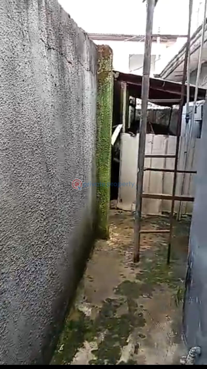 Bungalow For Sale Along A Tarred Road Off Akhionbare, Main Gra Benin City. Benin Edo - 6