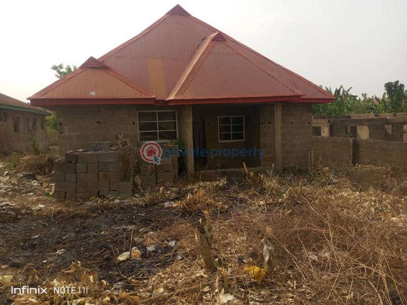House For Sale At Orita Odan Olodo Bank,going , House Is 30 Seconds Drive From Road Side, Ibadan Oyo - 1