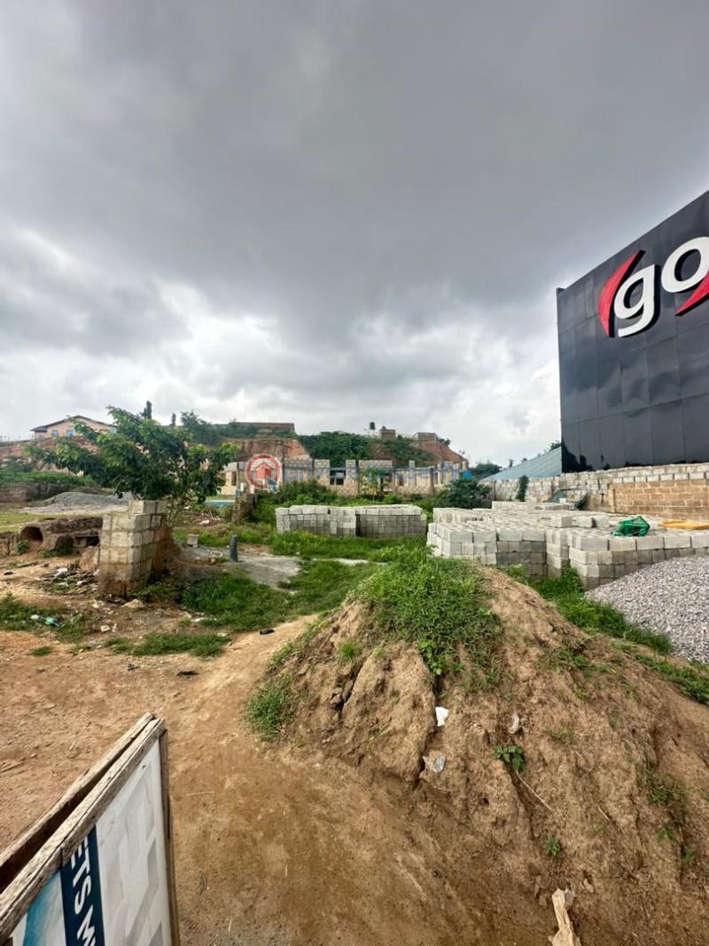 Land For Sale Location: Ologuneru Road, Just After Item 7(facing The Major Road) Ibadan Oyo - 1