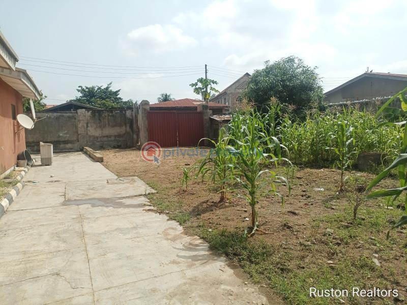 5 bedroom Bungalow For Sale Yawuri Area, Akobo Akobo Ibadan Oyo - 0