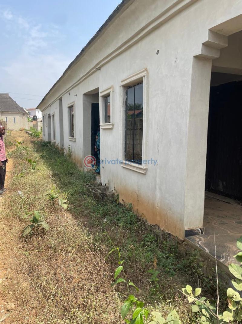 6 bedroom Detached Bungalow For Sale Close To Makoni Hotel, Ologuneru, Eleyele Area Eleyele Ibadan Oyo - 2