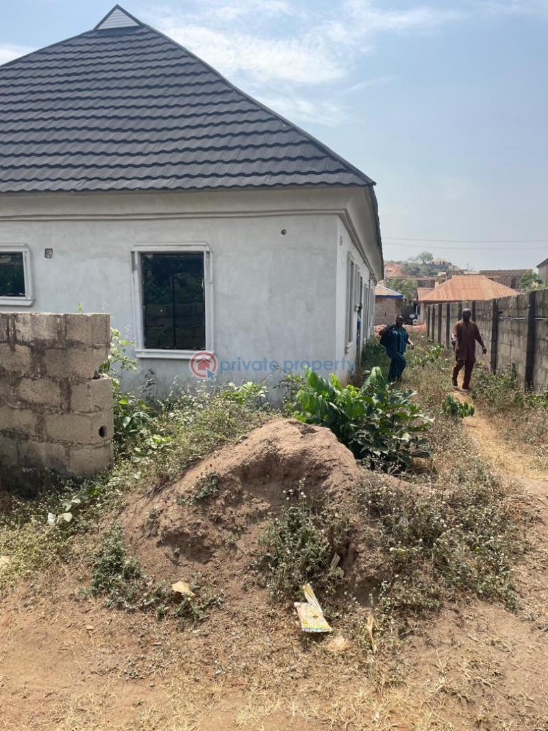 6 bedroom Detached Bungalow For Sale Close To Makoni Hotel, Ologuneru, Eleyele Area Eleyele Ibadan Oyo - 4