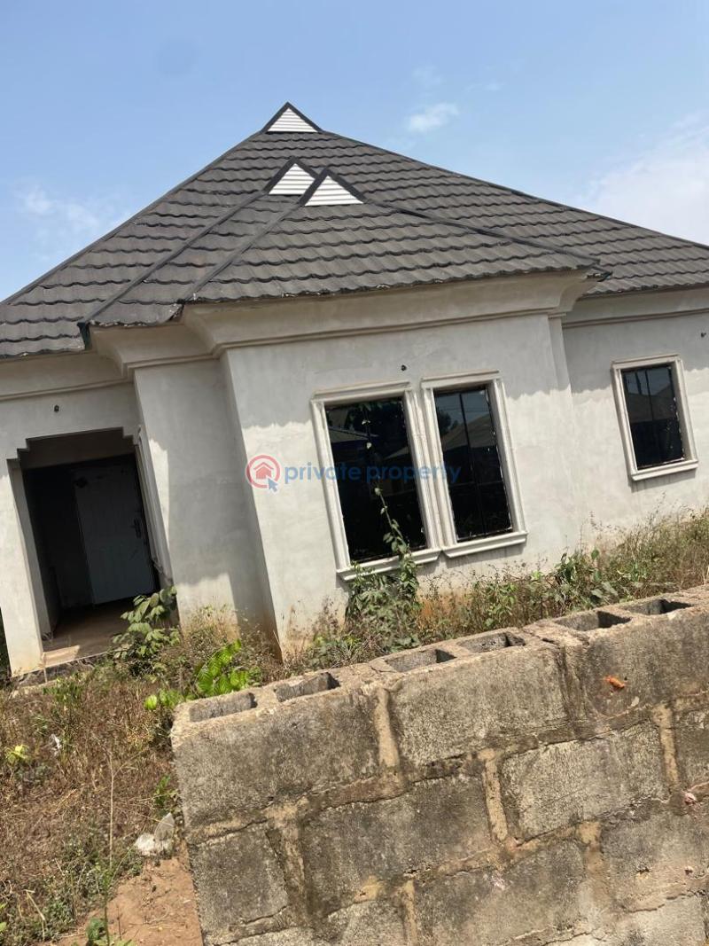 6 bedroom Detached Bungalow For Sale Close To Makoni Hotel, Ologuneru, Eleyele Area Eleyele Ibadan Oyo - 1