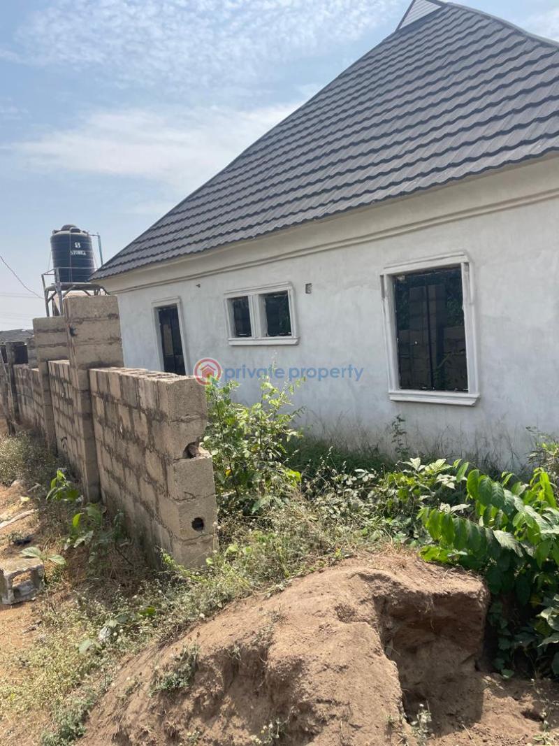 6 bedroom Detached Bungalow For Sale Close To Makoni Hotel, Ologuneru, Eleyele Area Eleyele Ibadan Oyo - 3