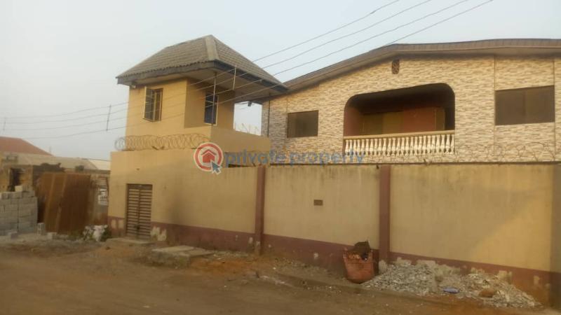 6 bedroom Townhouse For Sale Jakande Estate Ijegun Isolo Lagos - 1
