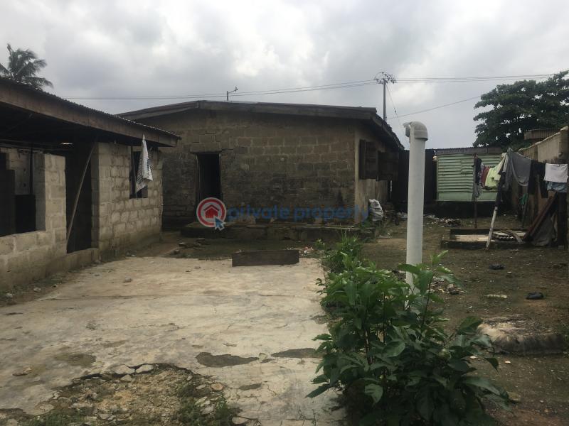6 bedroom Detached Bungalow For Sale Off Olayinka Jumbo Ebute Ikorodu Lagos - 1