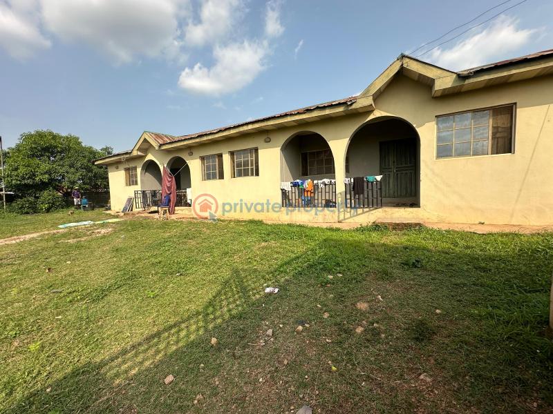 3 bedroom Block Of Flats For Sale Adaba Near Lifeforte School Apete Ibadan Oyo - 3