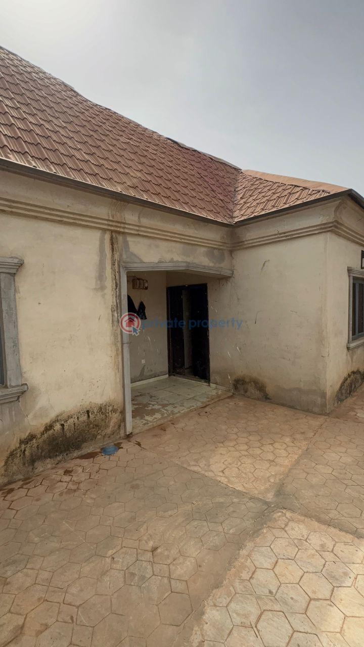 2 bedroom Block Of Flats For Sale Adebomi Oleyo Road Ashipa Tipper Garage Akala Express Ibadan Oyo - 1